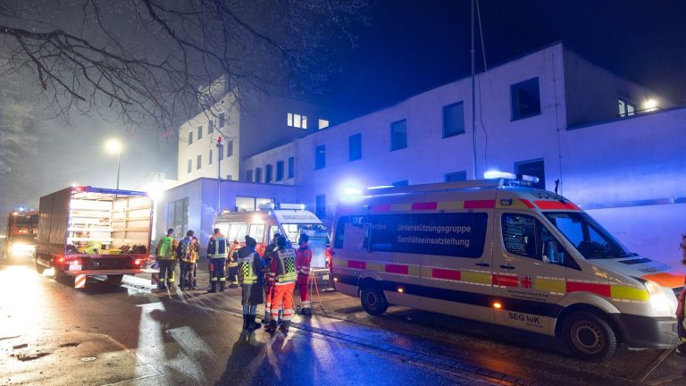 Feuerwehreinsatz: Brand in Krankenhaus – 28 Patienten verlegt