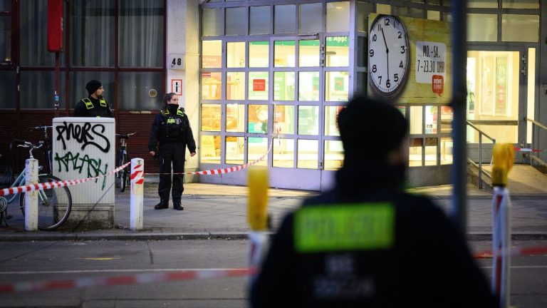 Polizeieinsatz: Zwei Männer bei Messer-Attacke in Charlottenburg verletzt