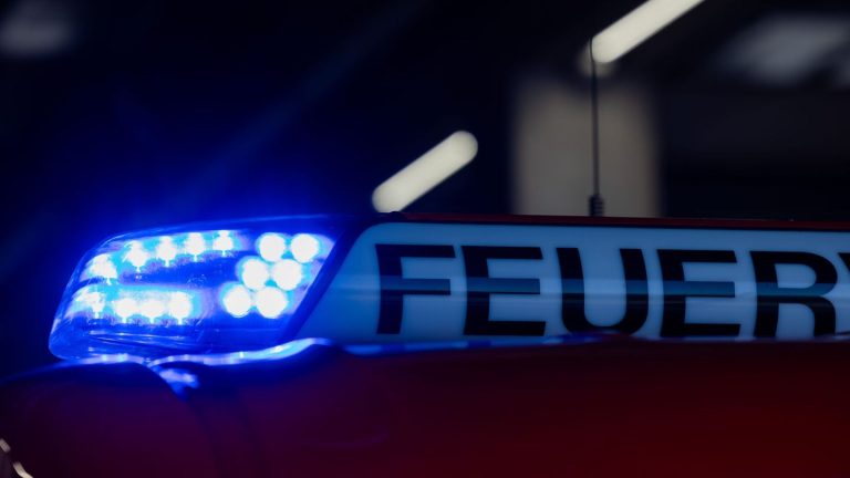 Einsatz der Feuerwehr: Kellerbrand in Mehrfamilienhaus – Feuerwehr rettet Bewohner