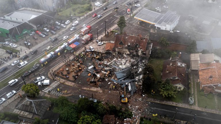 Brasilien: Flugzeug stürzt neben Tankstelle in Wohnviertel ab – zehn Tote