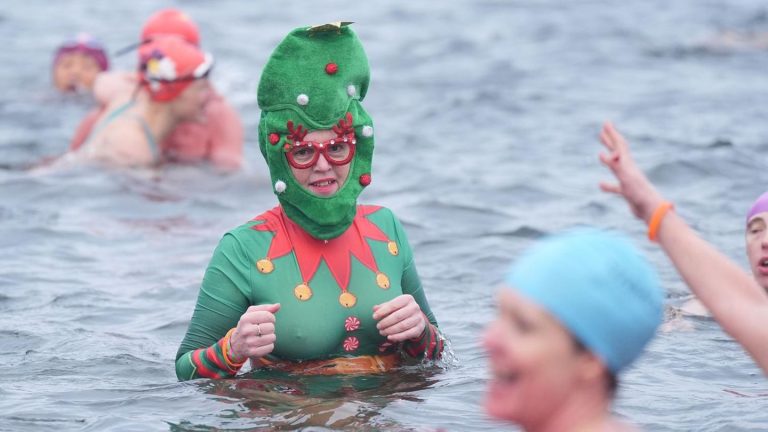 Tradition: Eiskalt abgetaucht: Weihnachtsbaden ist nichts für Frostbeulen