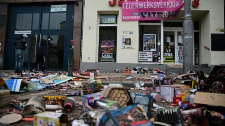 Fünf Menschen sterben bundesweit durch Pyrotechnik – Großeinsätze in Silvesternacht