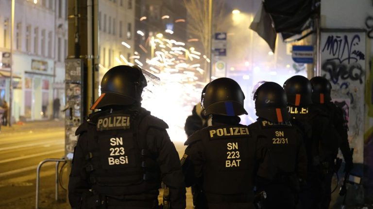 Silvesternacht: Angriffe auf Polizei in Leipzig – ein Toter durch Großfeuerwerksbombe