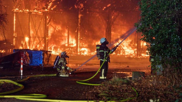 Großeinsatz: Lagerhalle brennt aus – Ursache vermutlich Silvesterrakete