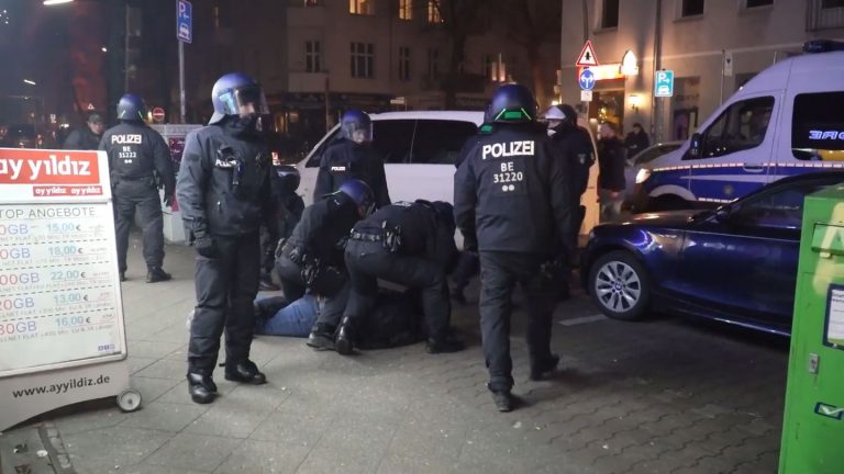 Randale in Silvesternacht: Angriffe auf Polizisten – Haftbefehl gegen zwei Verdächtige