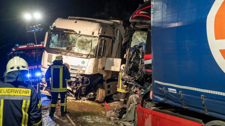 Schwerer Unfall: Lkw prallen aufeinander – zwei Verletzte und Totalschaden