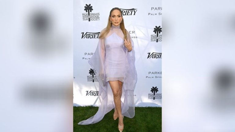 Elegant in Lavendel: Jennifer Lopez punktet im Transparent-Look