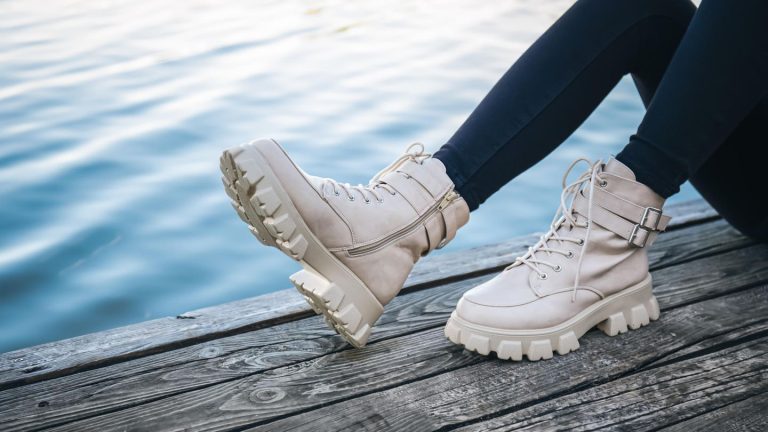 Must-have: Beige Boots: Dieser Trend geht auch 2025 nicht an Ihnen vorbei