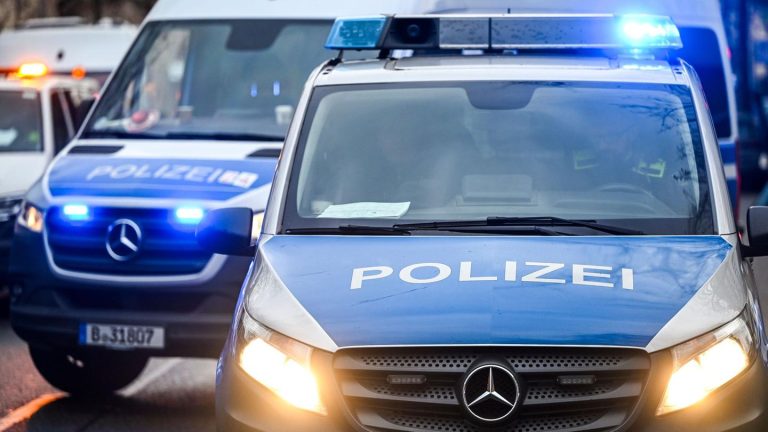 Berlin: Mann zündet sich an und rennt auf Polizisten zu